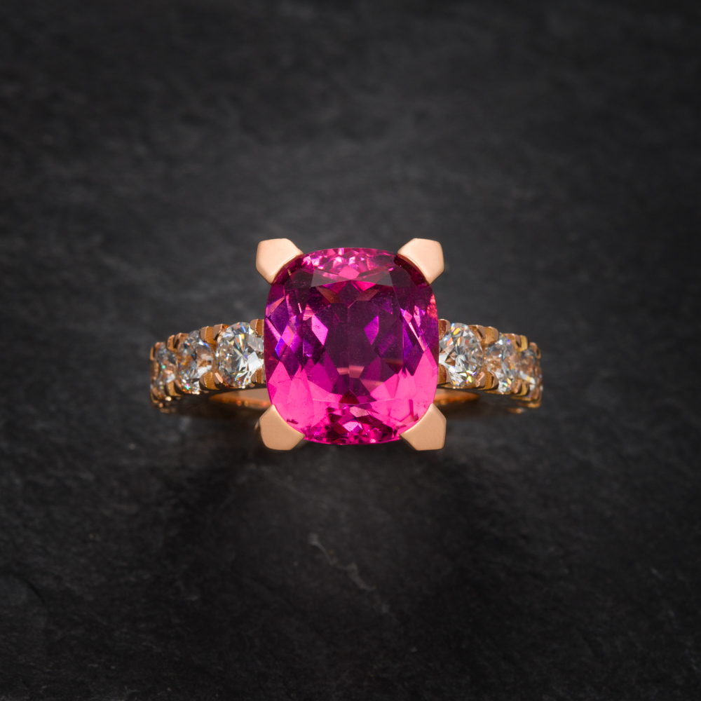 Dieser Ring ist eine elegante Kombination aus pinkfarbenem Turmalin und funkelnden Brillanten, eingefasst in edles Roségold.