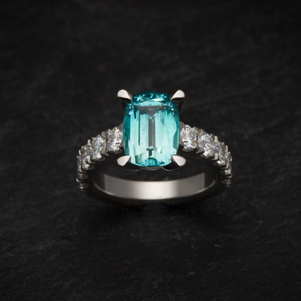 Etwas sanfter im Ton, aber ebenso edel leuchtet dieser lagoonfarbige Turmalin und verleiht dem Ring eine besondere Eleganz.