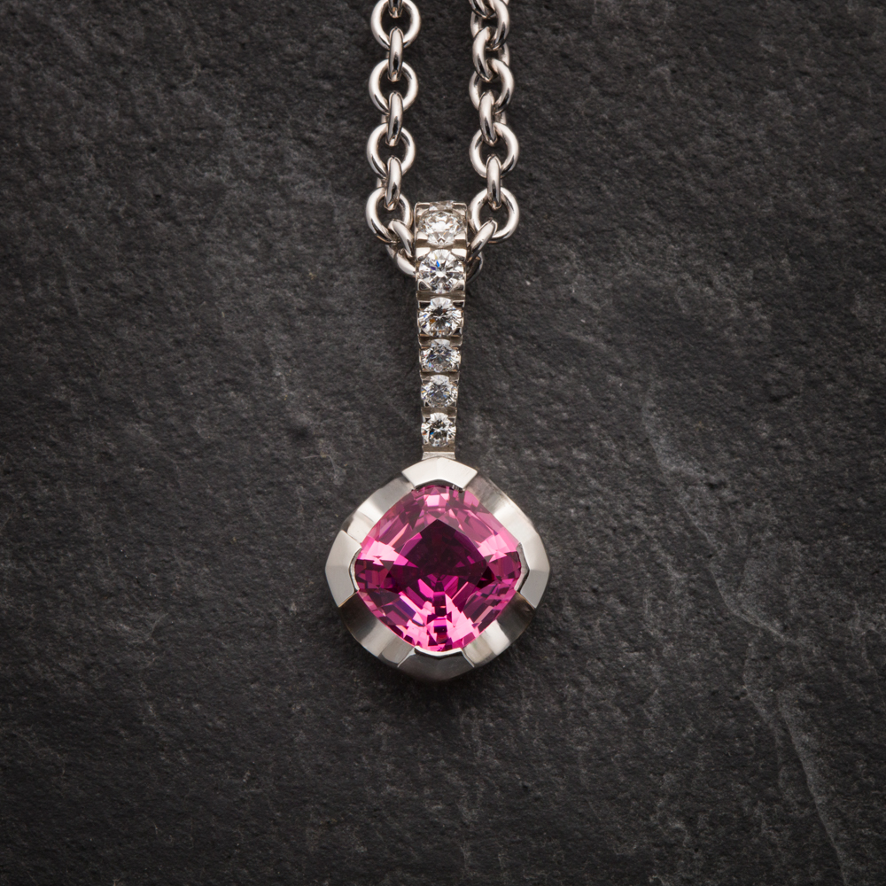 Ein strahlend pinker Turmalin in einer modernen Weissgoldfassung, ergänzt durch funkelnde Brillanten, setzt in diesem eleganten Anhänger einen beeindruckenden Akzent.